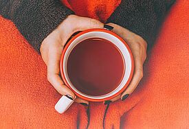 Teetasse und Fleecedecke 