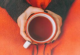 Teetasse und Fleecedecke 