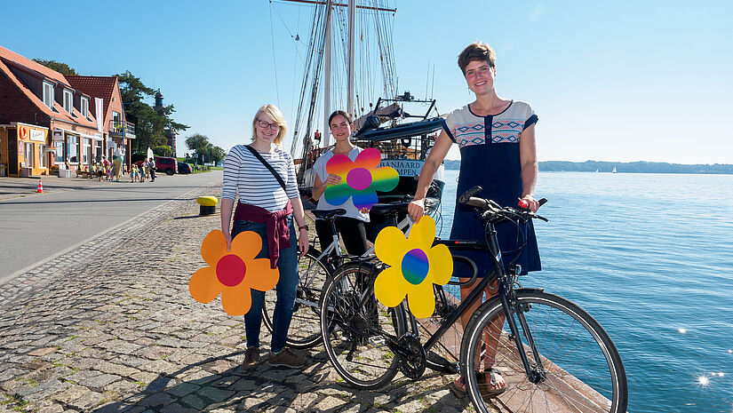 Die drei Vikarinnen aus dem Kirchenkreis Altholstein sind bei der Klimademo in Kiel mit dabei.