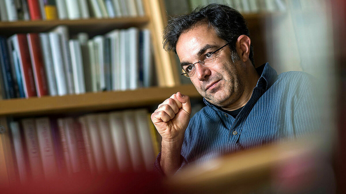 Der Schriftsteller und Publizist Navid Kermani kommt ins Schauspielhaus Kiel, um sein neues Buch "Entlang den Gräben – Eine Reise durch das östliche Europa bis nach Isfahan“ vorzustellen.