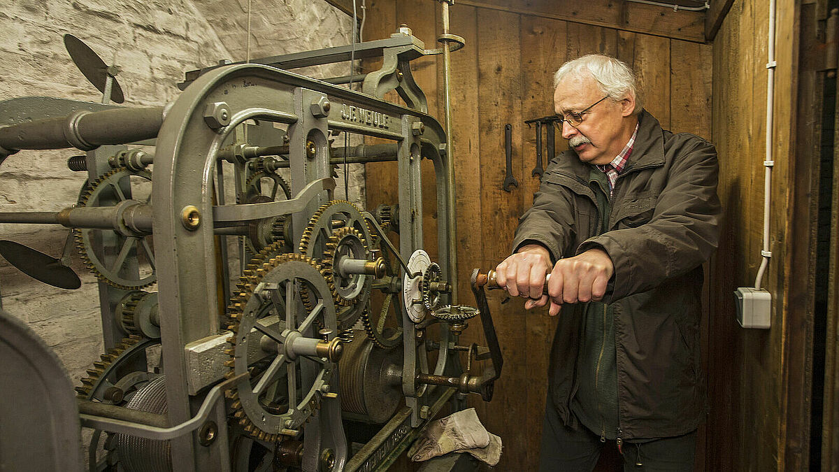 Der ehrenamtliche Kuester Georg Schindler steigt einmal in der Woche auf den Kirchturm von St. Gertrud im Hamburger Stadtteil Altenwerder, um die Uhr aufzuziehen 