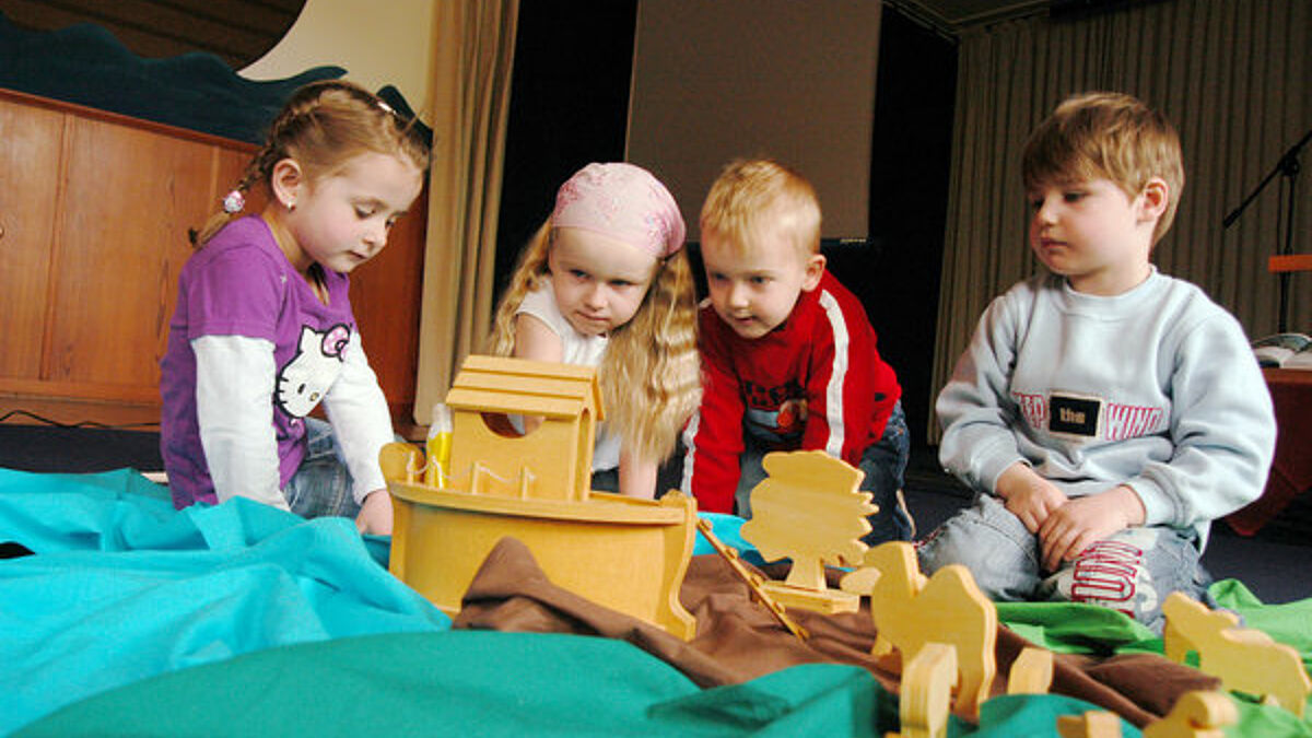 Kinder in einem Evangelischen Kindergarten betrachten die Arche Noah (Symbolbild).