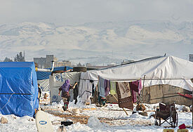 Flüchtlinge aus Syrien in einem Zeltcamp nahe der Stadt Barr Elias im Bekaa-Tal im Libanon (Archiv). In notdürftigen Unterkünften verharren die Flüchtlinge bei Kälte, Matsch und Schnee in ihren provisorischen Zeltunterkünften.