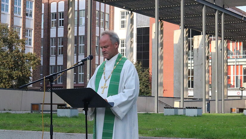 Bischof Tilman Jeremias bittet um ein Ende der Gewalt. 