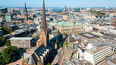 Luftaufnahme der Hamburger Innenstadt mit Petrikirche und Rathaus.