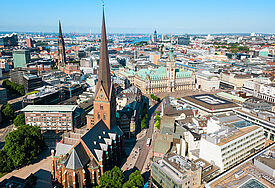 Luftaufnahme der Hamburger Innenstadt mit Petrikirche und Rathaus.