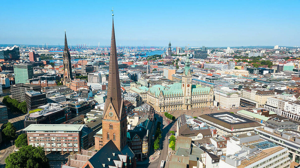 Die Hamburger Innenstadt mit Rathaus, Petri-Kirche (vorne), Mahnmal St. Nikolai und Michel  