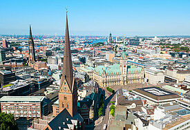 Blick auf die Hauptkirche St. Petri und das Rathaus in der Hamburger City.