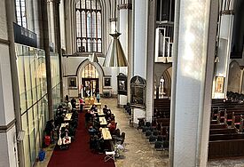 Mittagstisch in der Kirche St. Petri aus der Vogelperspektive 