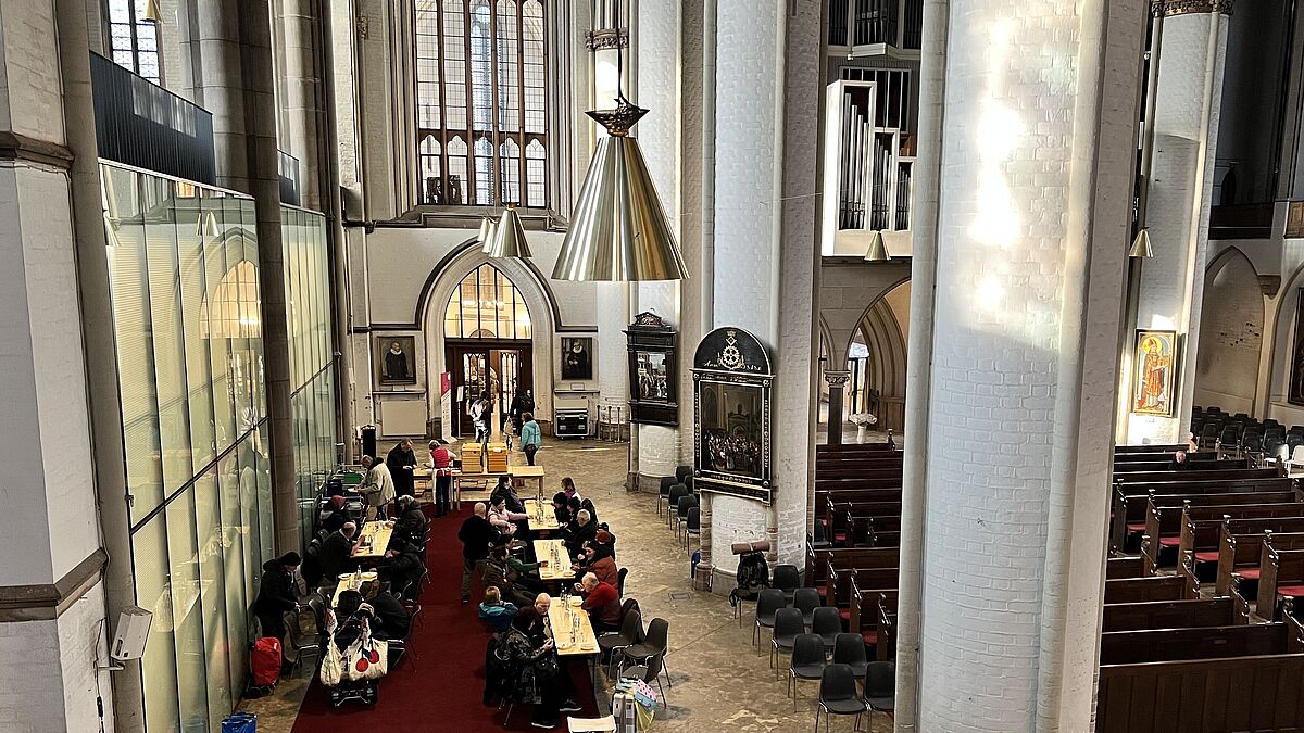 Hier gibt es eine warme Mahlzeit und ein Platz zum Ausruhen: In der Hamburger Hauptkirche St. Petri ist jede und jeder willkommen. 