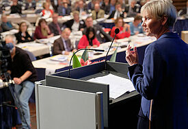Bischöfin Fehrs spricht vor dem großen Plenum auf der EKD-Synode