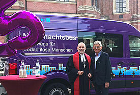 Dirk Ahrens und Dr. Stephan Reimers vor dem Mitternachtsbus