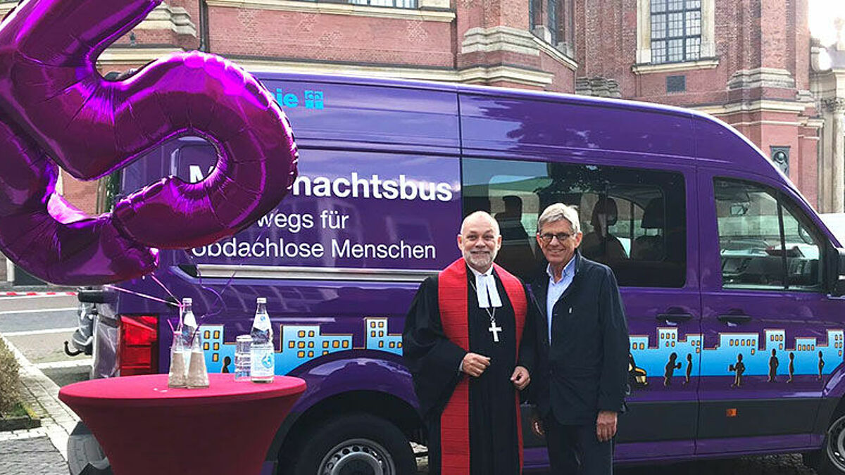 Der neue Mitternachtsbus ist deutlich klimaschonender unterwegs. Eingeweiht wurde er von Landespastor Dirk Ahrens und dem Gründer des Mitternachtsbusses Dr. Stephan Reimers.