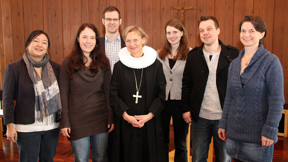 Bischöfin Kirsten Fehrs mit den sieben neuen Pastorinnen und Pastoren im Sprengel Hamburg und Lübeck 