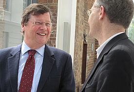 Bischof Hans-Jürgen Abromeit im Gespräch mit Professor Peter Unruh.