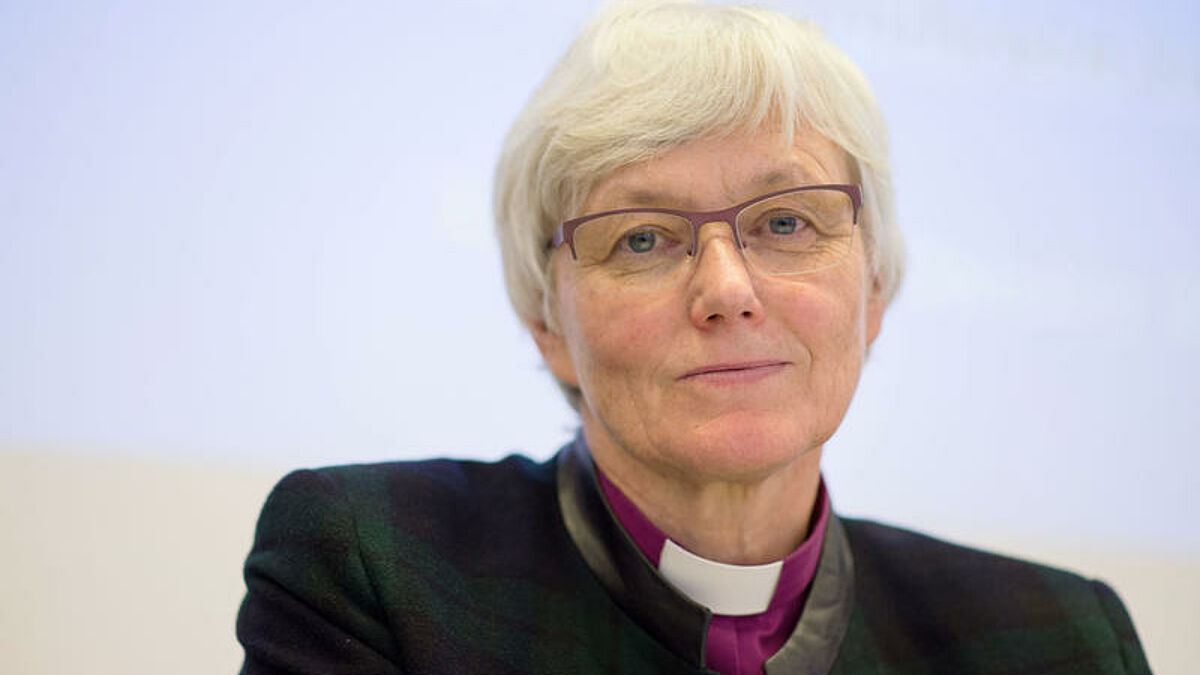 35 Bischoefe aus 20 Laendern haben am Donnerstag (29.10.15) in Muenchen eine menschenwuerdige Behandlung von Fluechtlingen angemahnt. Der Generalsekretaer des Weltkirchenrates, der Norweger Olav Fykse Tveit (Genf), und der Ratsvorsitzende der Evangelischen Kirche in Deutschland (EKD), der bayerische Landesbischof Heinrich Bedford-Strohm, hatten die Vertreter protestantischer und orthodoxer Kirchen Europas, des Nahen Ostens und Afrikas und der katholischen und anglikanischen Kirche eingeladen. Foto: Die schwedische Erzbischoefin Antje Jackelen. (Siehe epd-Meldung vom 29.10.15)