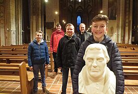Grübeln über Luther: Die Konfirmanden Arvid Detlefsen (v.re.n.li), Felix Kleinlein, Fredrik Trumpler und Lars Böckmann planen mit Pastor Robert Pfeifer einen Workshop beim Luther-Tag