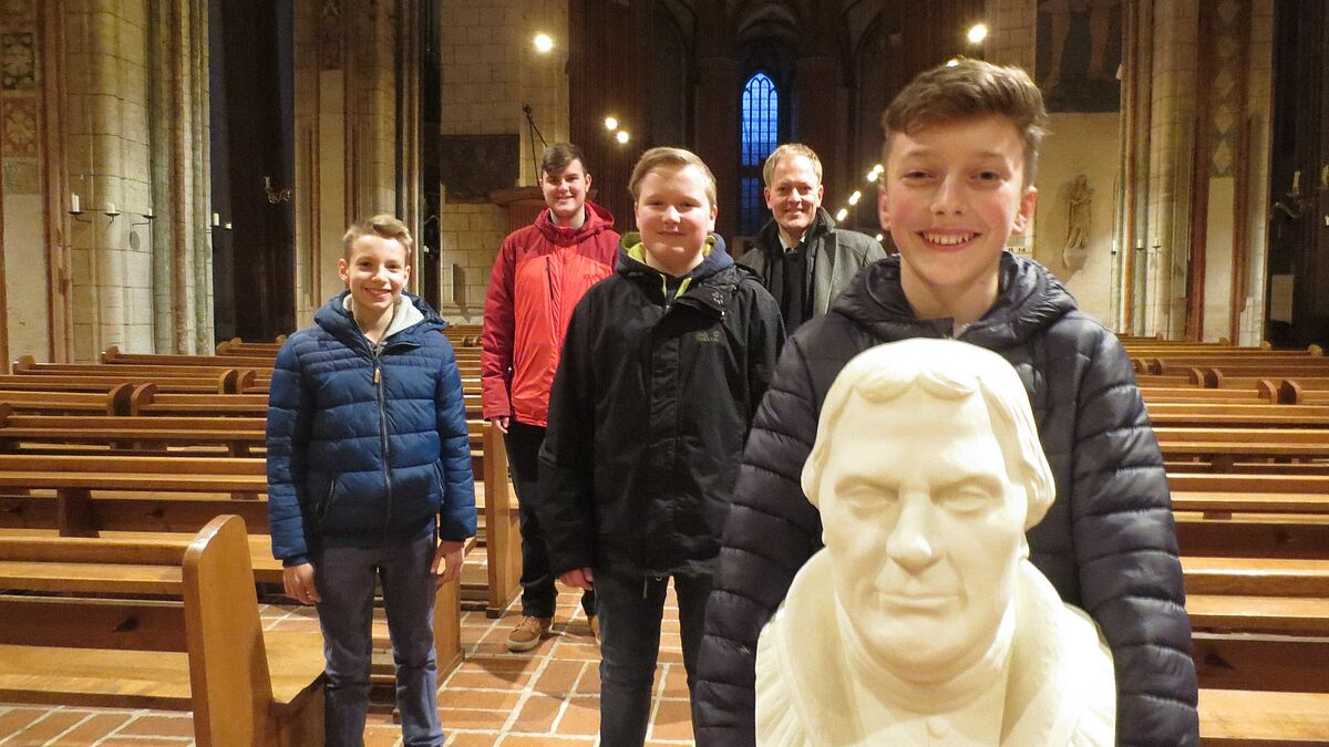 Grübeln über Luther: Die Konfirmanden Arvid Detlefsen (v.re.n.li), Felix Kleinlein, Fredrik Trumpler und Lars Böckmann planen mit Pastor Robert Pfeifer einen Workshop beim Luther-Tag.