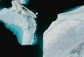 Luftbild (Drone) von arktischen Eisbergen