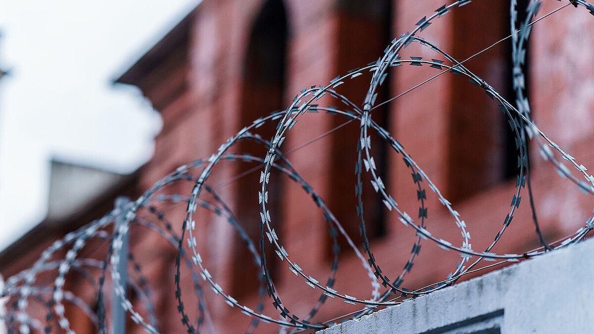 Rund ein Dutzend Gefängnis-Seelsorger:innen der Nordkirche begleiten Gefangene in der Untersuchungshaft und in der regulären Haft. Sie führen Einzelgespräche und bieten Gruppenaktivitäten an. (Symbolbild)