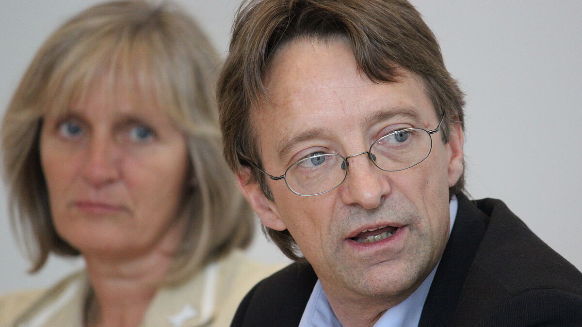 Der Hamburger Erziehungswissenschaftler Dirk Bange, Mitglied der unabhängigen Expertenkommission zur Aufarbeitung der Missbrauchsfälle in der Nordkirche, und die Hamburger Pröpstin Ulrike Murmann.