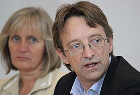 Der Hamburger Erziehungswissenschaftler Dirk Bange, Mitglied der unabhängigen Expertenkommission zur Aufarbeitung der Missbrauchsfälle in der Nordkirche, und die Hamburger Pröpstin Ulrike Murmann.