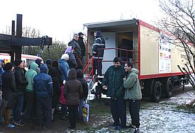 Mobile Kleiderkammer in der Schnackenburgallee gibt Winterkleidung und auch Süßes an Flüchtlinge weiter