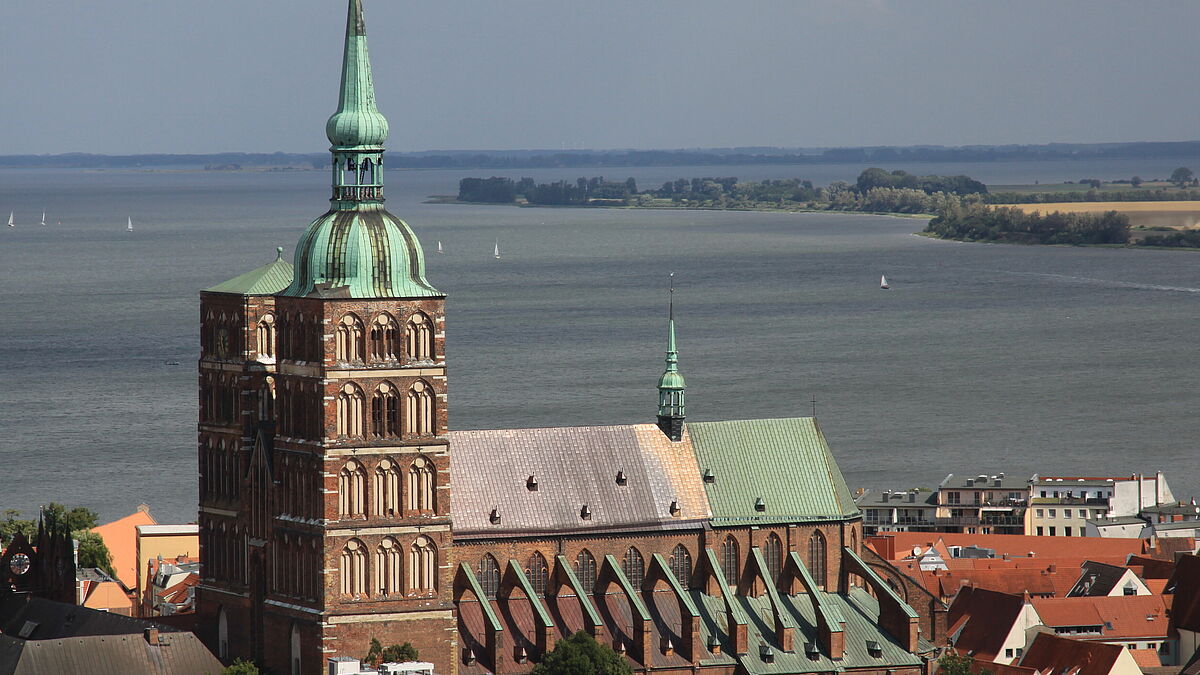 St. Nikolai wurde als dreischiffige Basilika mit offenem Strebewerk errichtet. Die Kirche wird mit einem Kreuzrippengewölbe geschlossen. Die Doppelturmfassade ist 42 Meter breit, der Südturm heute rund 103 Meter hoch. 