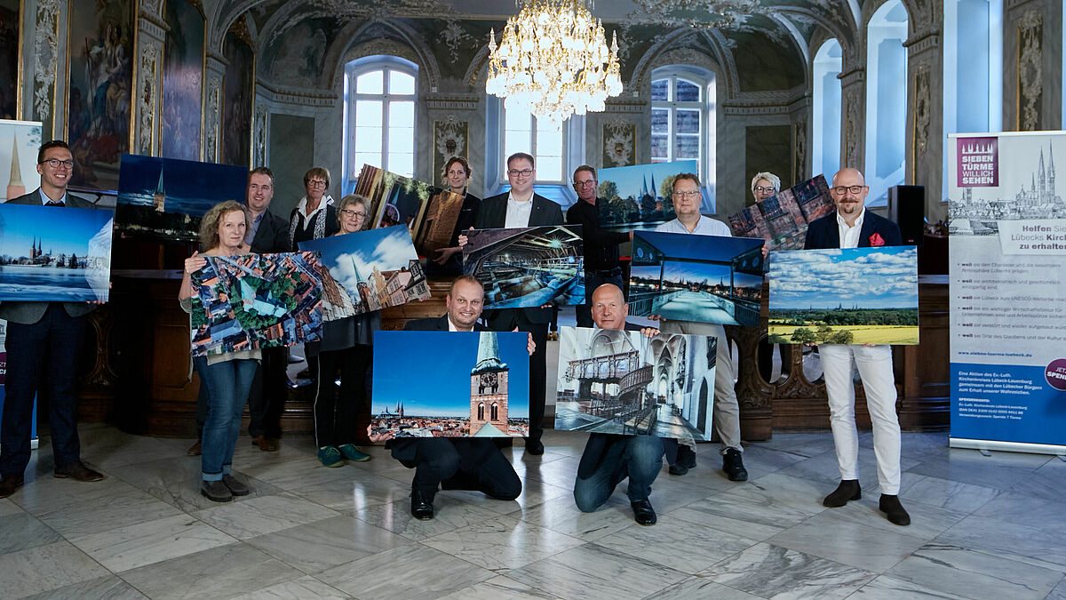Die Vorstellung der Motive vom Sieben-Türme-Kalender im Lübecker Rathaus.