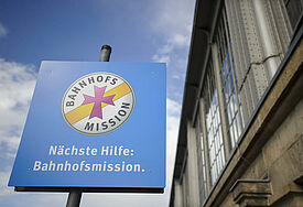 Das Schild der Bahnhofsmission am Hauptbahnhof in Leipzig