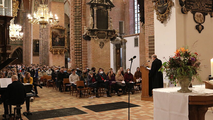 Bischof Gothart Magaard predigt am Buß- und Bettag im Schleswiger Dom vor etwa 300 Teilnehmern. 