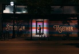 "Stronger together" - stärker zusammen - steht auf einem Schriftzug an einer Wand.