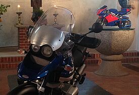 Motorrad in der St. Laurentius-Kirche Süsel