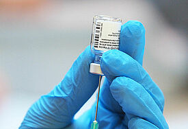 Das Pfizer-Biontech Covid-19 Impfstoff wird vor der Impfung in eine Spritze aufgezogen.