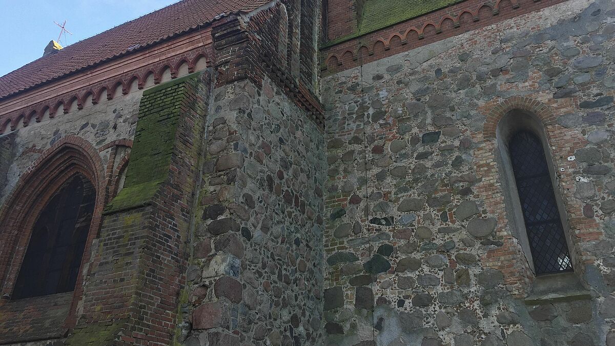 Mauerwerk von St. Nicolai in Gützkow