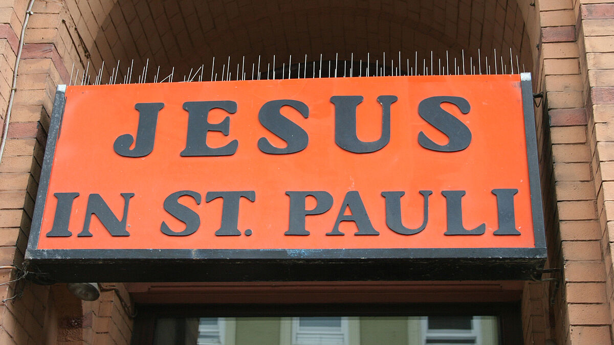 Leuchtreklame für das Haus der Hamburger Heilsarmee.