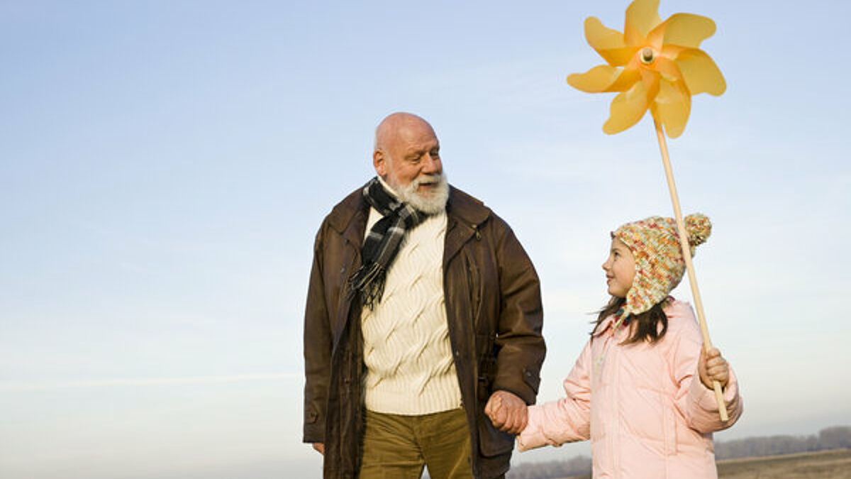 Familienzentren: Jung und Alt sollen künftig öfter unter einem Dach zusammen sein. (Symbolbild)