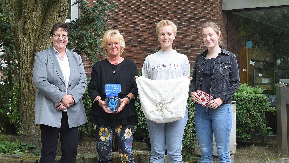 Eine tolle Aktion: Die Tafelmitarbeiterinnen Diana Marschke (li.) und Gitta Heinze freuen sich über die Spende, die Ex-Schülerinnen Thea Bode (li.) und Emma Harder über die sinnvolle Verwendung der Gelder.