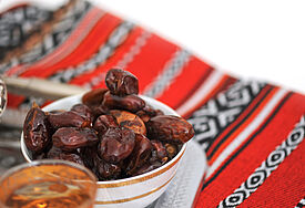 Datteln und Tee zum Fastenbrechen im Ramadan.