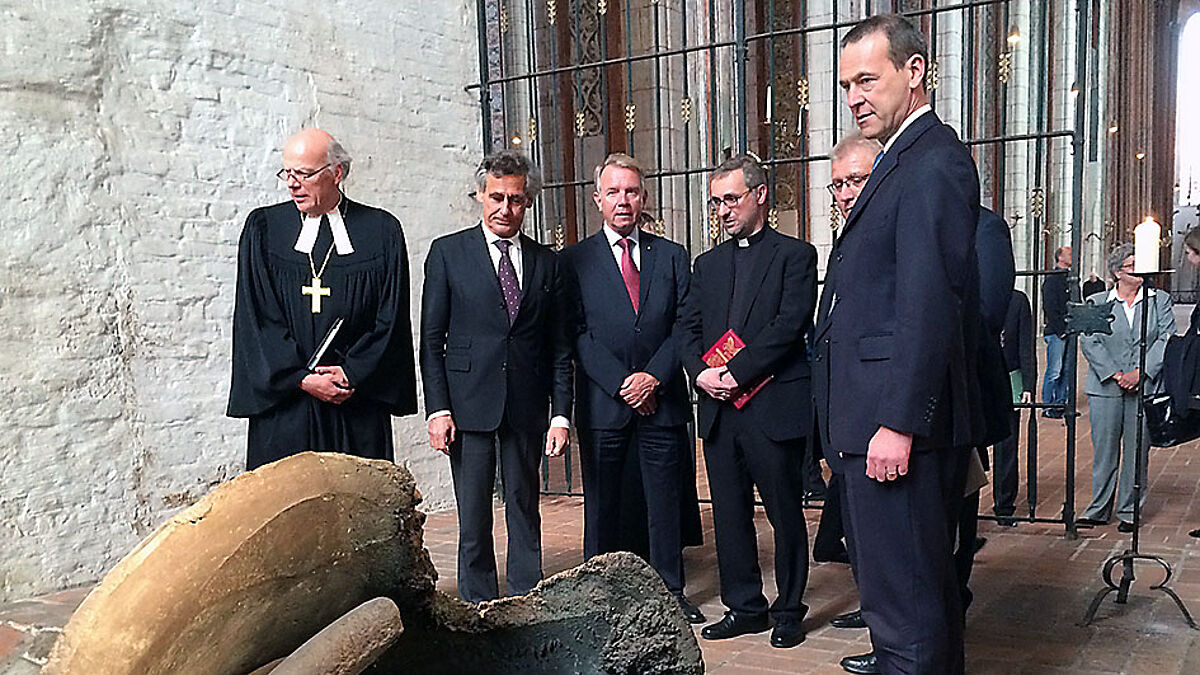 Gedenken in Lübeck, St. Marien, 4. Mai 2015: Landesbischof Ulrich (v.l.), Bürgermeister Saxe, Erster stellvertretender Stadtpräsident Puschaddel, Erbischof Heße, Landtagspräsident Schlie und Botschafter Sir Simon McDonald. Foto: Döbler