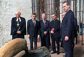 Gedenken in Lübeck, St. Marien, 4. Mai 2015: Landesbischof Ulrich (v.l.), Bürgermeister Saxe, Erster stellvertretender Stadtpräsident Puschaddel, Erbischof Heße, Landtagspräsident Schlie und Botschafter Sir Simon McDonald. Foto: Döbler