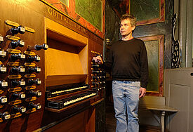 Organist Hilger Kespohl präsentiert das wertvolle Instrument