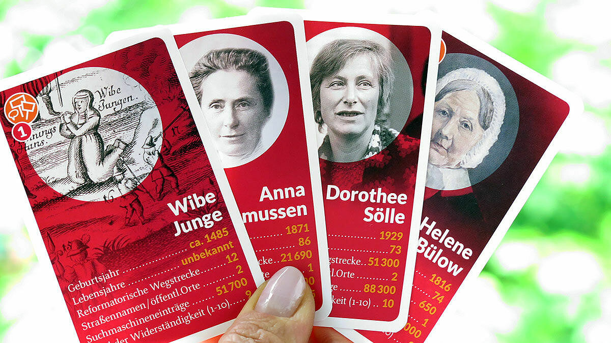 Begleitend zur Wanderausstellung hat das Frauenwerk der Nordkirche ein Quartett-Kartenspiel entwickelt, mit dem sich spielerisch Wissenswertes zu 32 Reformatorinnen erfahren lässt 