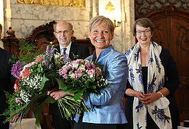 Bischöfin Fehrs wurde im ersten Wahlgang wiedergewählt. Zu den ersten Gratulanten gehörten Bischof Jeremias, Bischof Magaard und Landesbischöfin Kristina Kühnbaum-Schmidt.