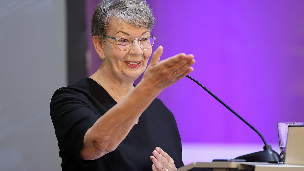 Landesbischöfin Kristina Kühnbaum-Schmidt hält ihren Bericht vor der Synode (Archiv 2024).