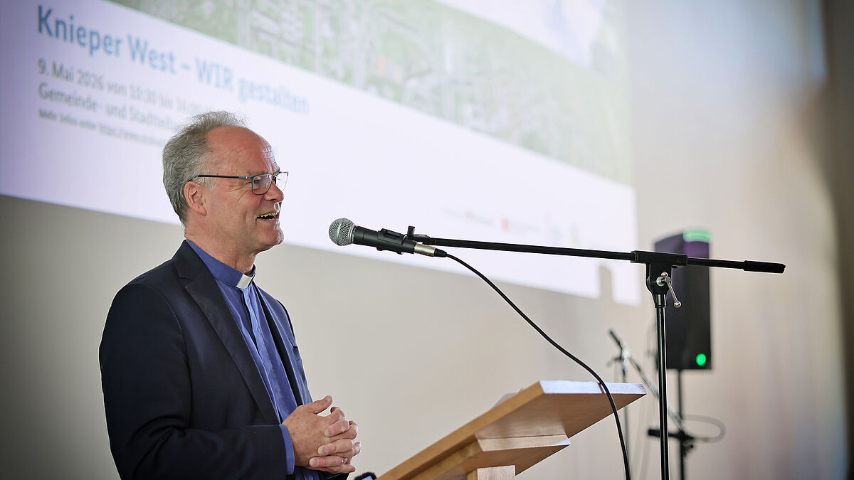Bischof Tilman Jeremias bei seinem Grußwort im neuen Gemeinde- und Stadtteilzentrum Knieper West. ©Christan Rödel