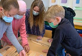 Kinder bauen die Orgeltasten zusammen. 