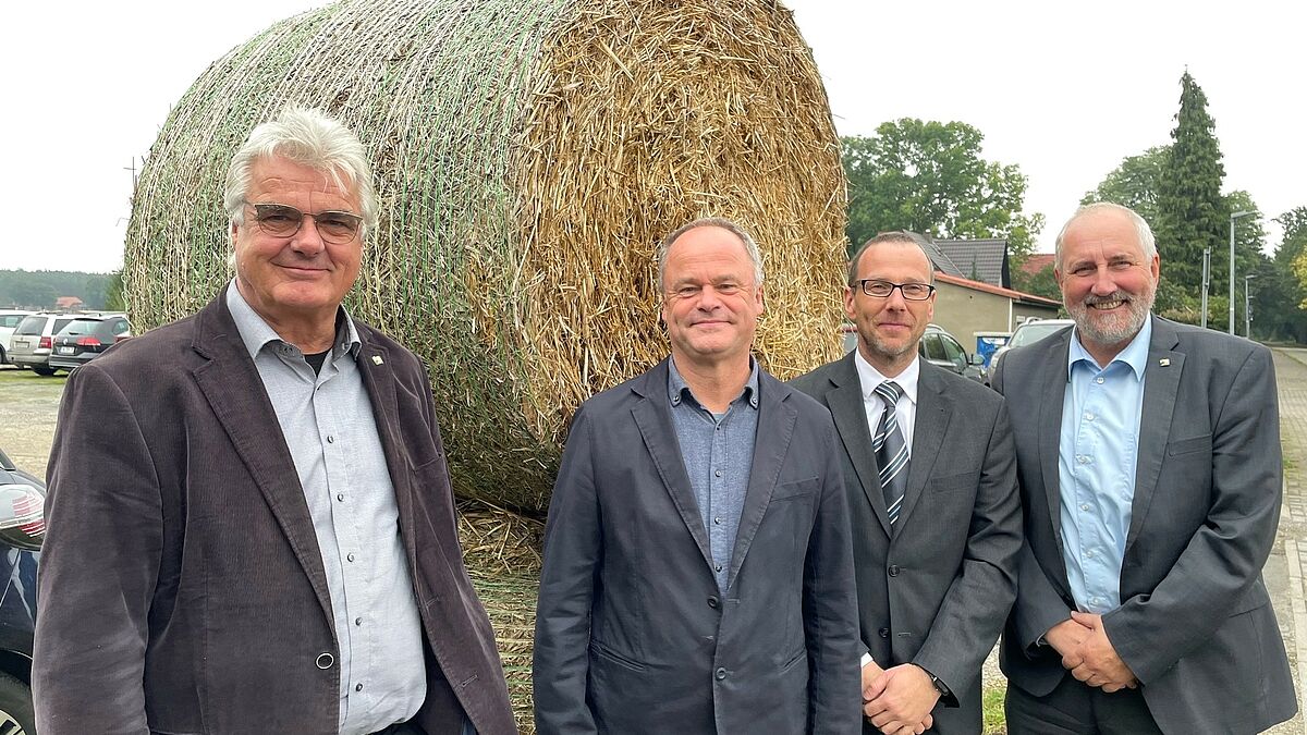 In Neu Kaliß kamen ins Gespräch v.l. Bauernpräsident Detlef Kurreck, Bischof Tilman Jeremias, Dr. Jan Menkhaus, Dr. Martin Piehl