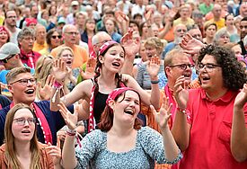 Menschenmenge beim Konzert am ersten Tag des Kirchentags in Hannover 2025