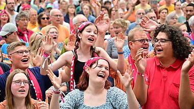 Menschenmenge beim Konzert am ersten Tag des Kirchentags in Hannover 2025